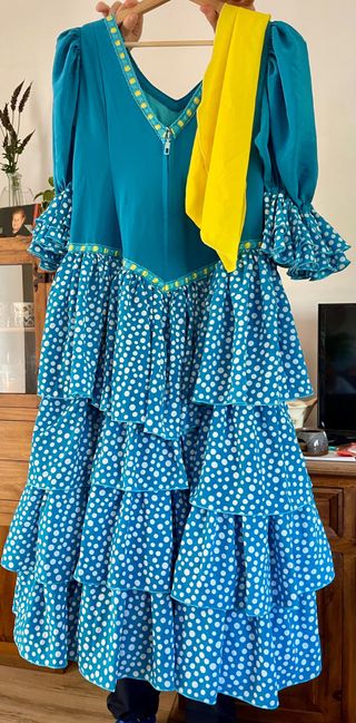 Traje de flamenca azul con lunares y mantoncillo