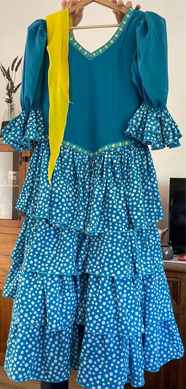 Traje de flamenca azul con lunares y mantoncillo