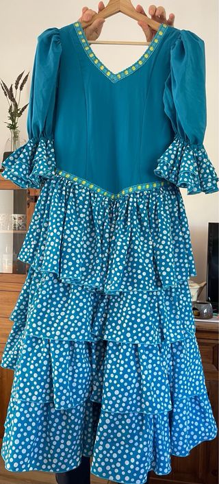 Traje de flamenca azul con lunares y mantoncillo