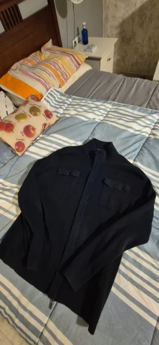 Jersey negro con cremallera, botones y bolsillos