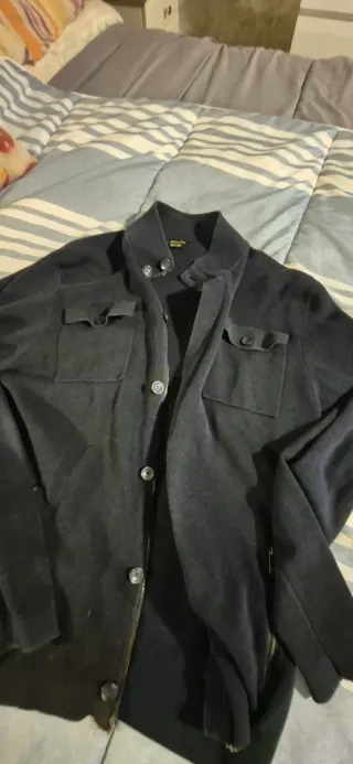 Jersey negro con cremallera, botones y bolsillos