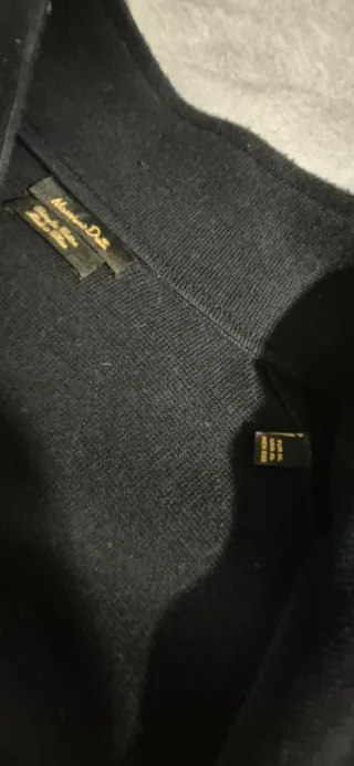 Jersey negro con cremallera, botones y bolsillos