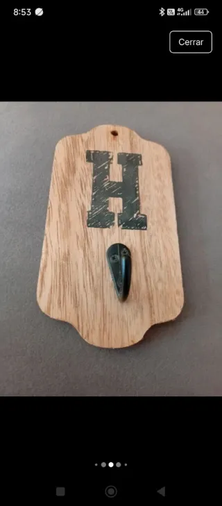 Perchero de madera con letras HOME