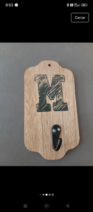 Perchero de madera con letras HOME