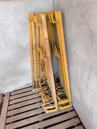 Sargentos encofrado amarillos