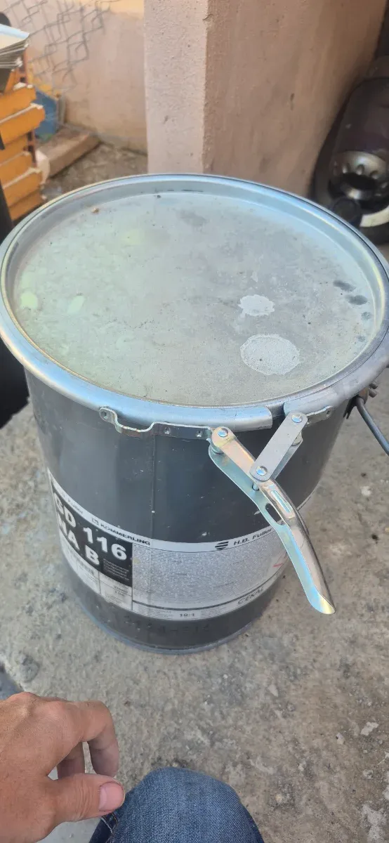 Cubo metálico con tapa y asas