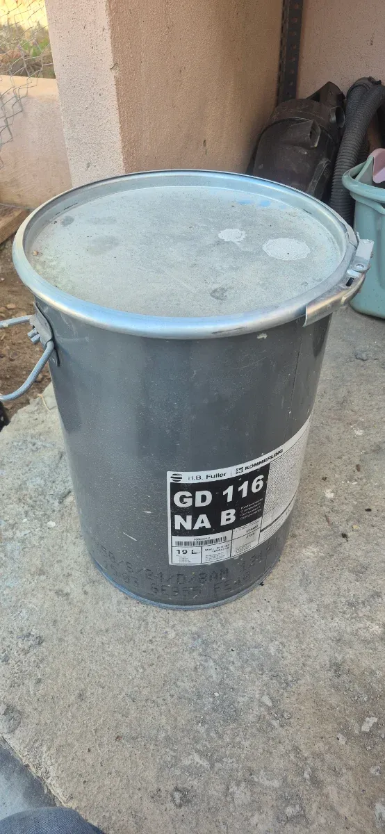 Cubo metálico con tapa y asas