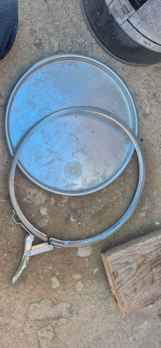 Cubo metálico con tapa y asas