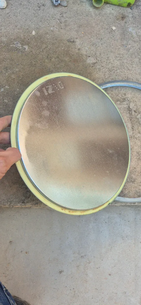 Cubo metálico con tapa y asas