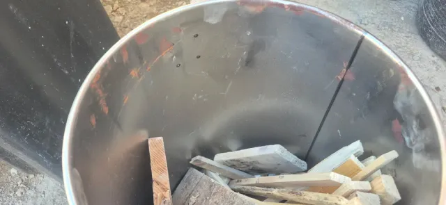 Cubo metálico con tapa y asas