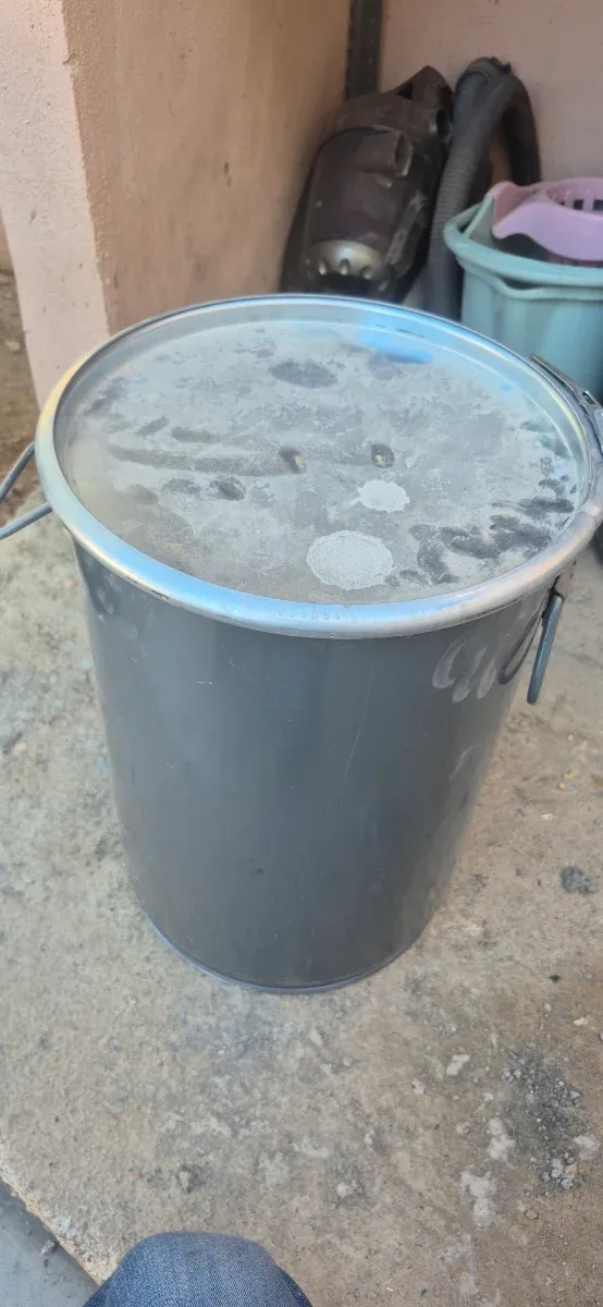 Cubo metálico con tapa y asas