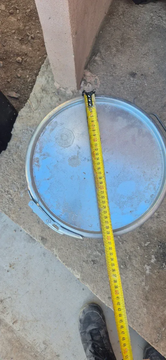 Cubo metálico con tapa y asas