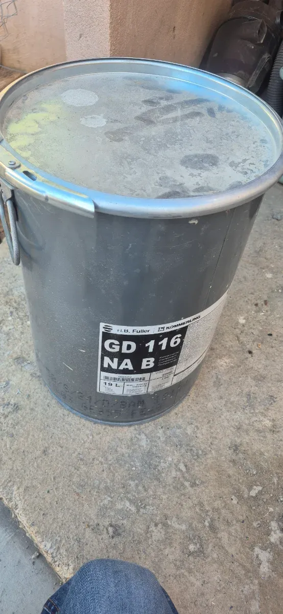 Cubo metálico con tapa y asas