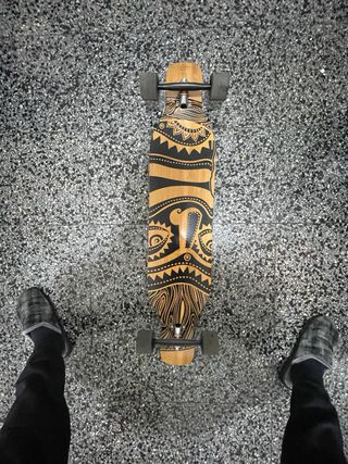 Longboard con diseño tribal
