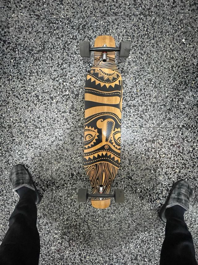 Longboard con diseño tribal
