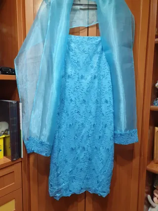 Vestido fiesta bordado azul con fular