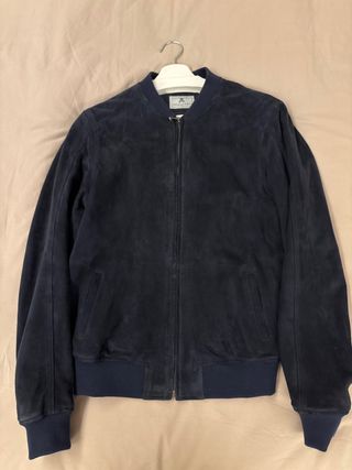 Cazadora Scalpers ante azul marino