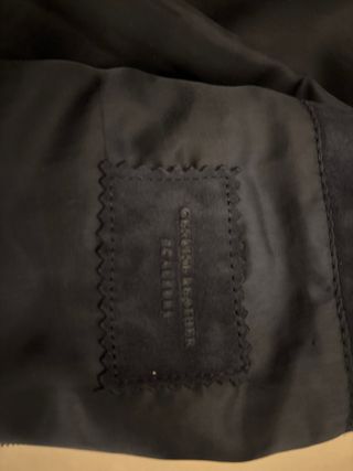 Cazadora Scalpers ante azul marino