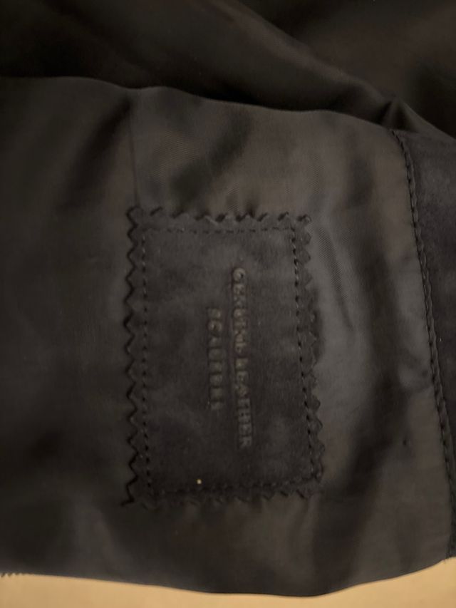 Cazadora Scalpers ante azul marino