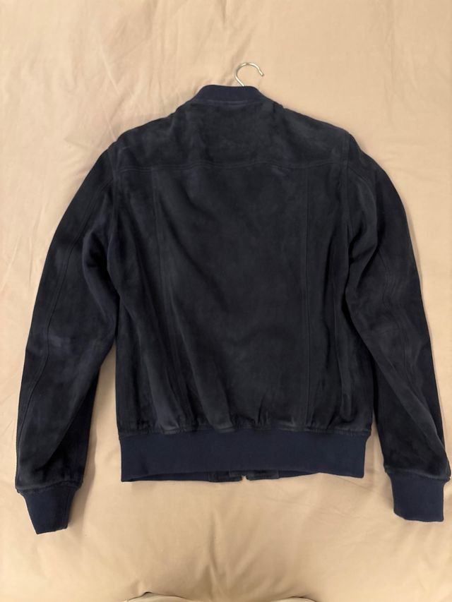 Cazadora Scalpers ante azul marino