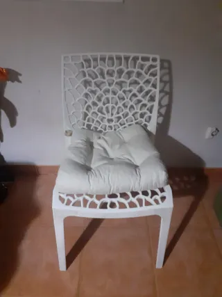 Sillas de diseño blancas de plástico