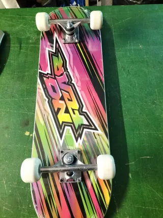 Monopatín con diseño colorido