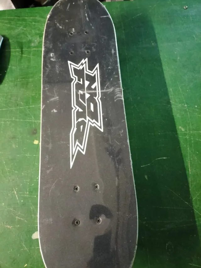 Monopatín con diseño colorido