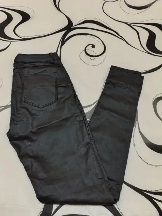 Pantalones negros efecto piel