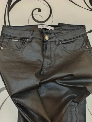 Pantalones negros efecto piel