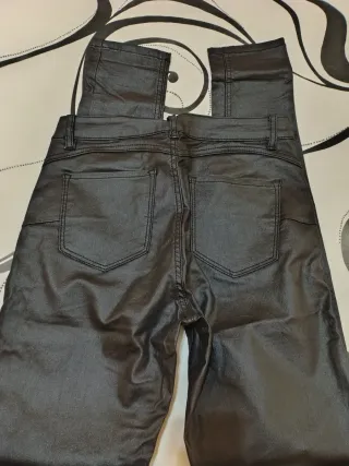 Pantalones negros efecto piel