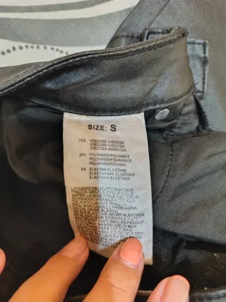 Pantalones negros efecto piel