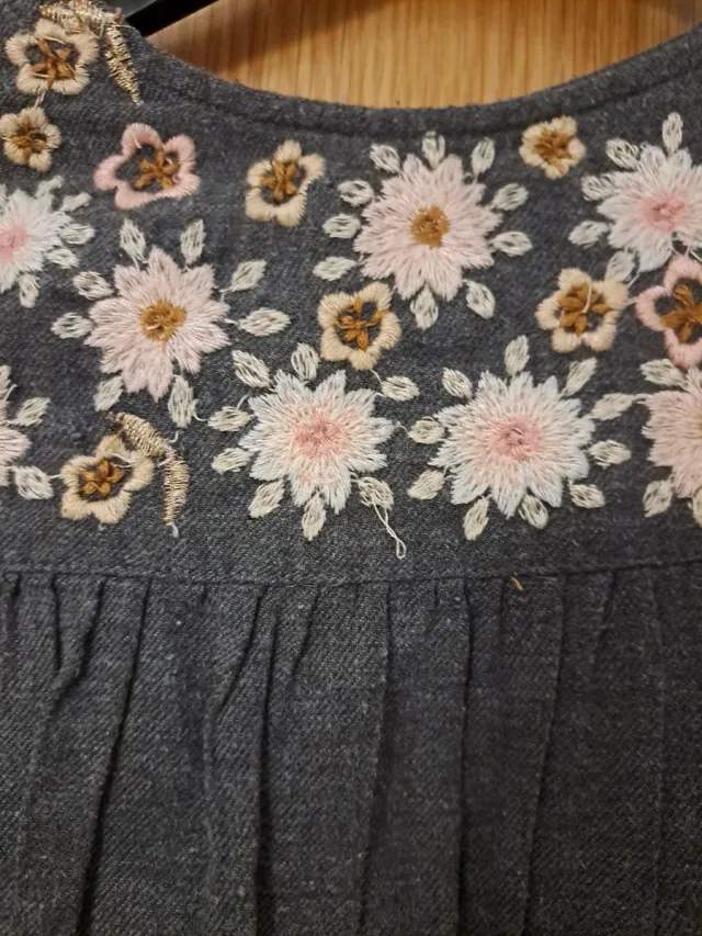 Vestido Zara bordado flores gris