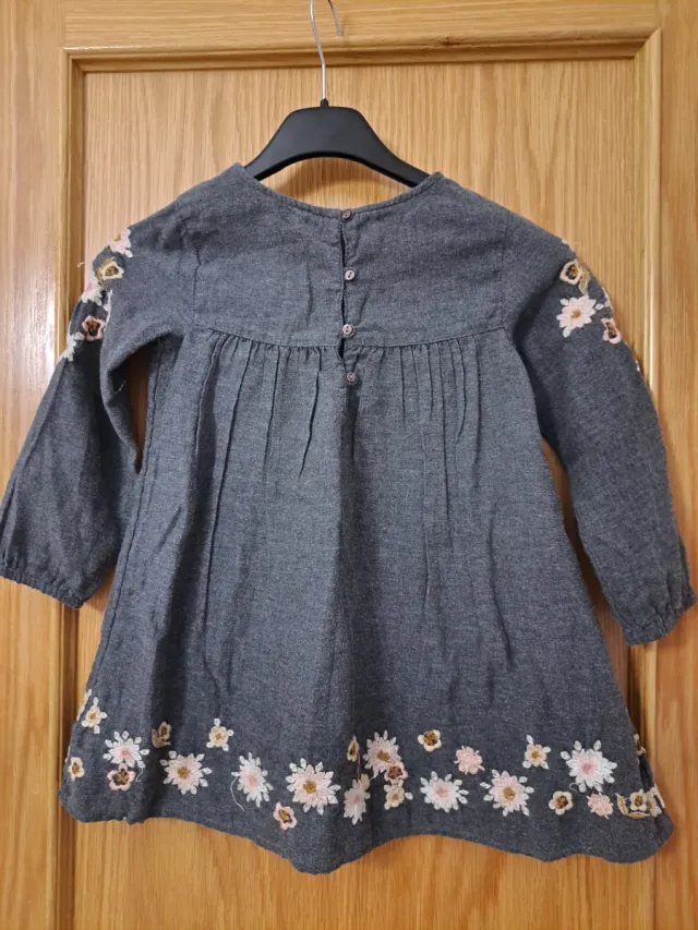 Vestido Zara bordado flores gris