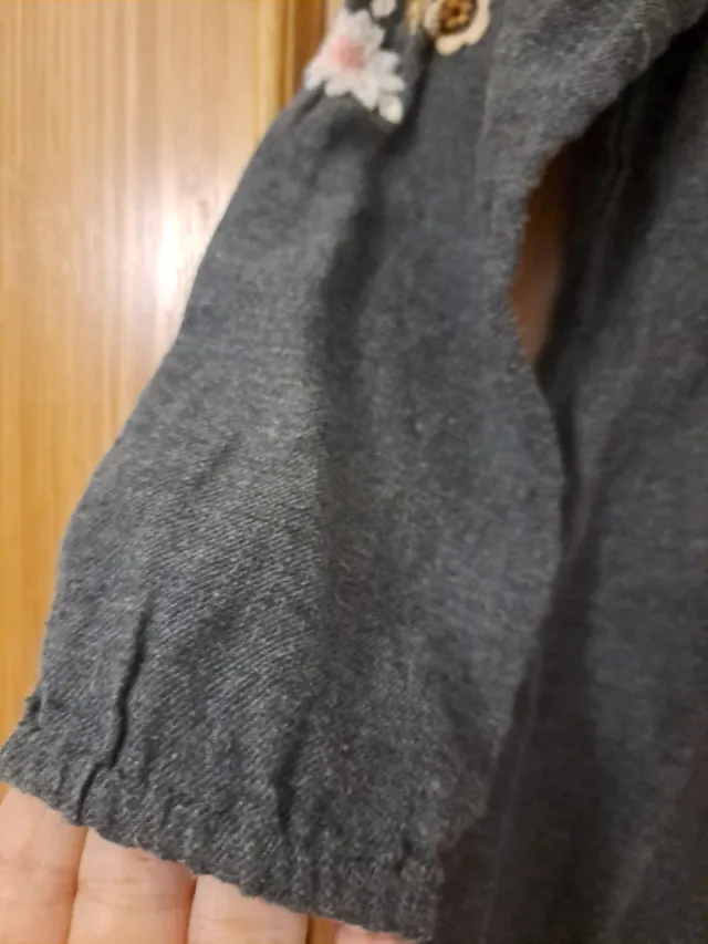 Vestido Zara bordado flores gris