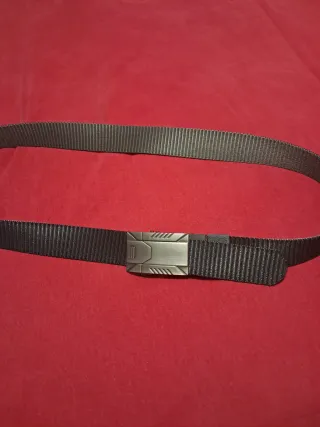 Cinturón negro con hebilla metálica