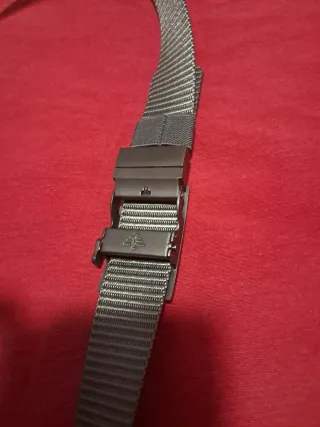 Cinturón negro con hebilla metálica