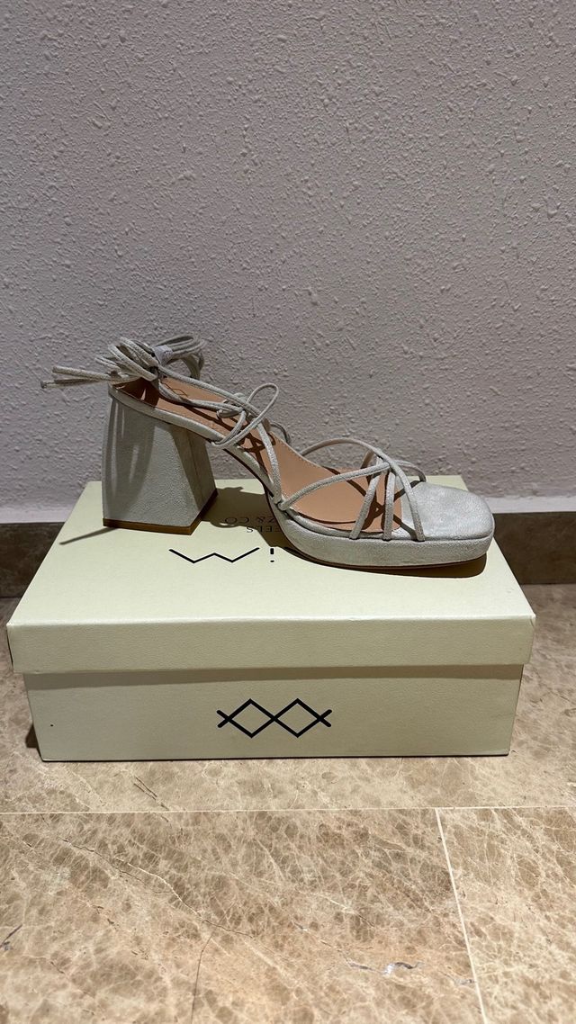 Sandalias de ante con tacón NUEVAS