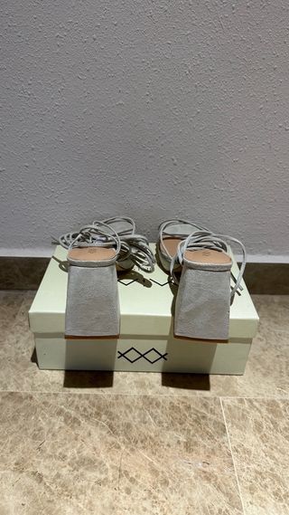 Sandalias de ante con tacón NUEVAS