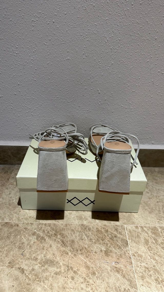 Sandalias de ante con tacón NUEVAS