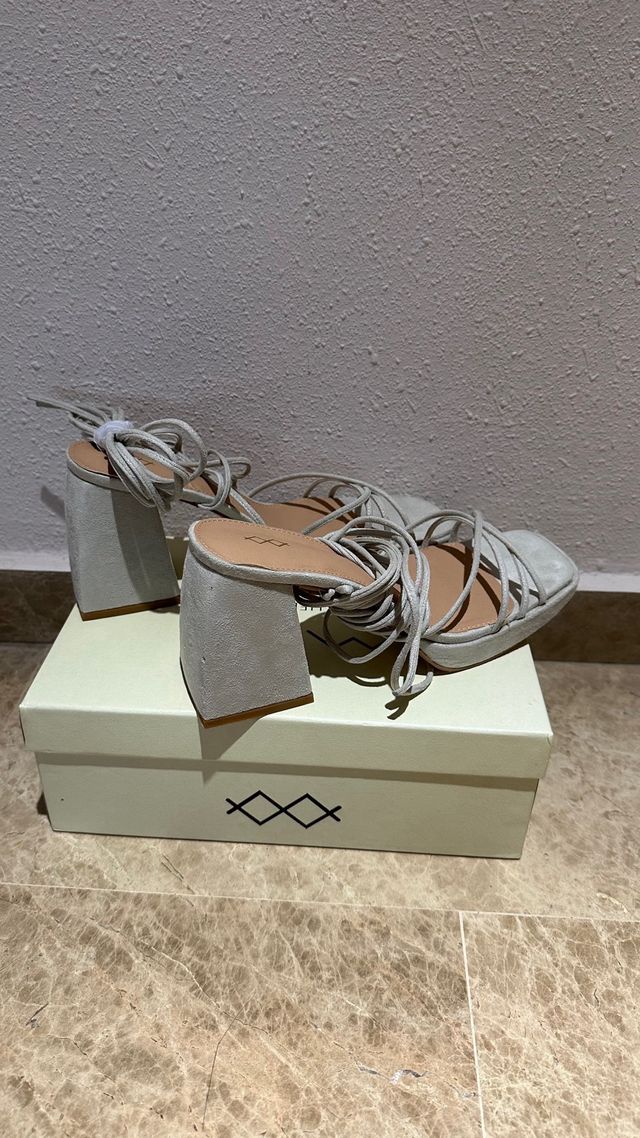 Sandalias de ante con tacón NUEVAS