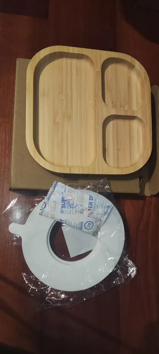 Plato de bambú con ventosa