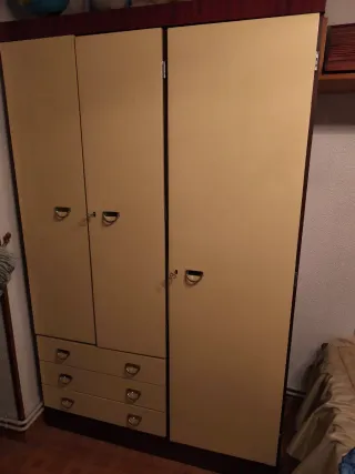 Armario vintage beige y marrón