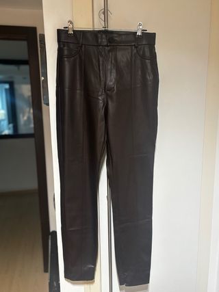 Pantalón polipiel marrón