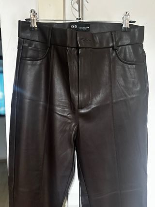 Pantalón polipiel marrón