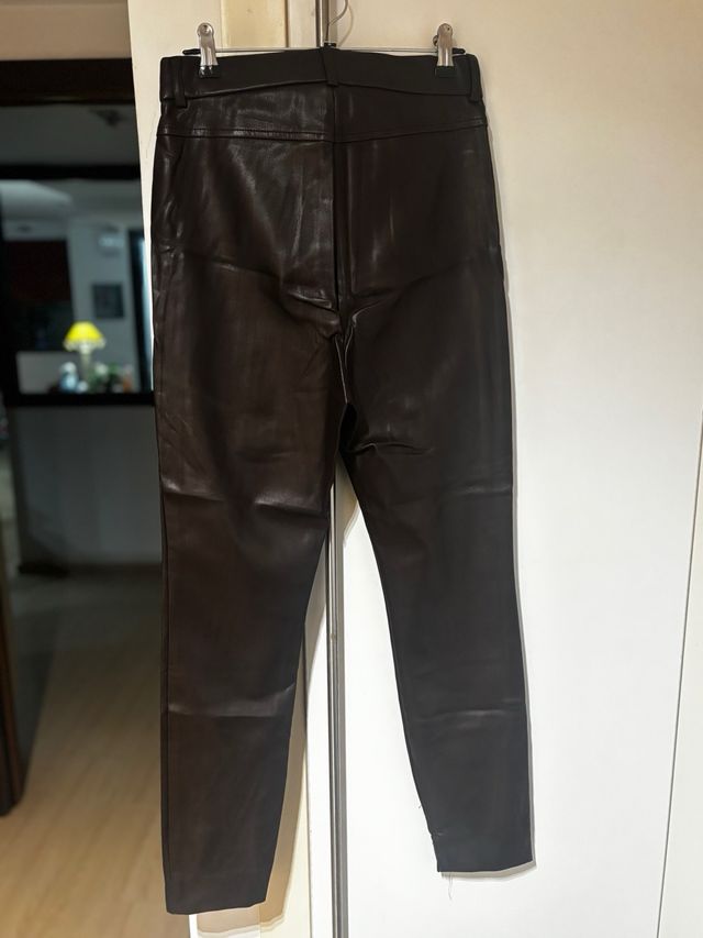 Pantalón polipiel marrón