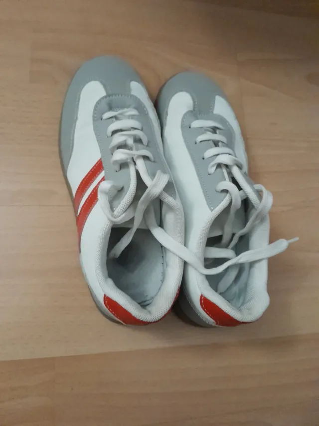 Zapatillas deportivas grises, rojas y blancas