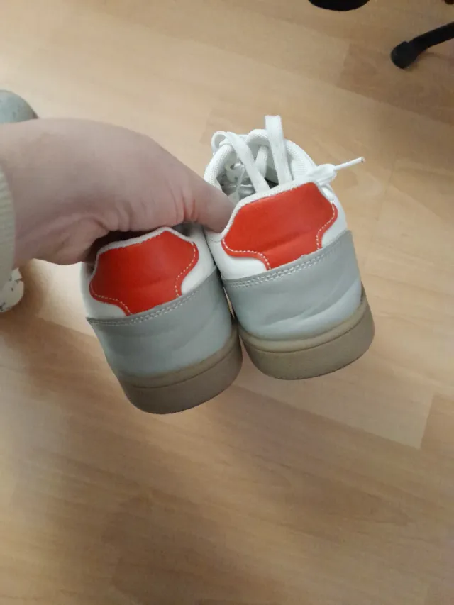 Zapatillas deportivas grises, rojas y blancas