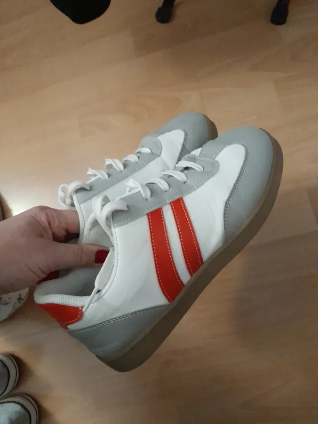 Zapatillas deportivas grises, rojas y blancas