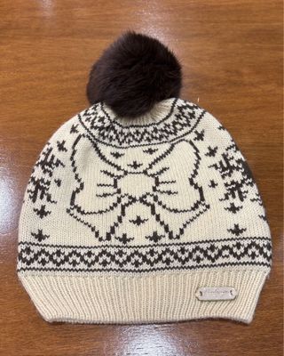 Berretto in maglia a fantasia con fiocco e pompon
