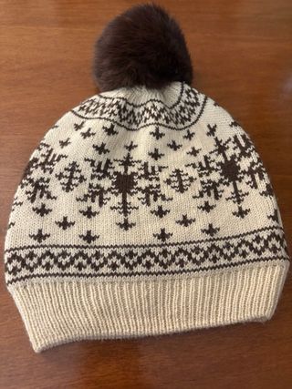 Berretto in maglia a fantasia con fiocco e pompon